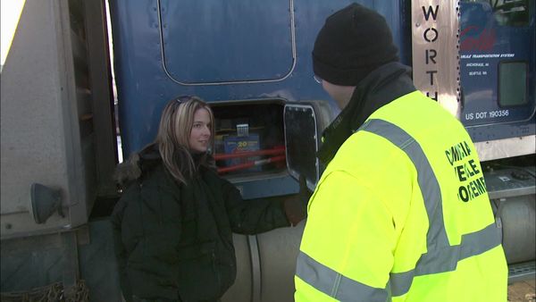 Ice Road Truckers - Danger At 55 Below (2010)