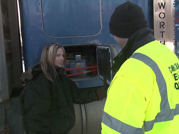Ice Road Truckers - Danger At 55 Below (2010)