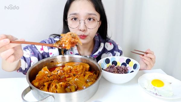 Nado's Mukbang - Aventura Culinária Vermelha Picante do Nado