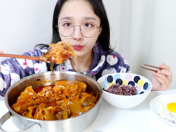 Nado's Mukbang - Aventura Culinária Vermelha Picante do Nado