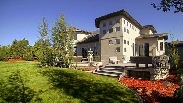 Mega Decks - A Spacious Retreat with Artistic Details