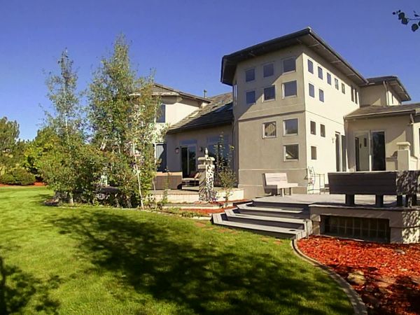 Mega Decks - A Spacious Retreat with Artistic Details