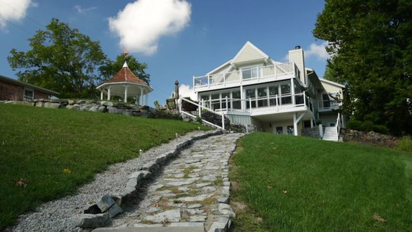 Lakefront Bargain Hunt - Living Large on Lake Lakengren, Ohio