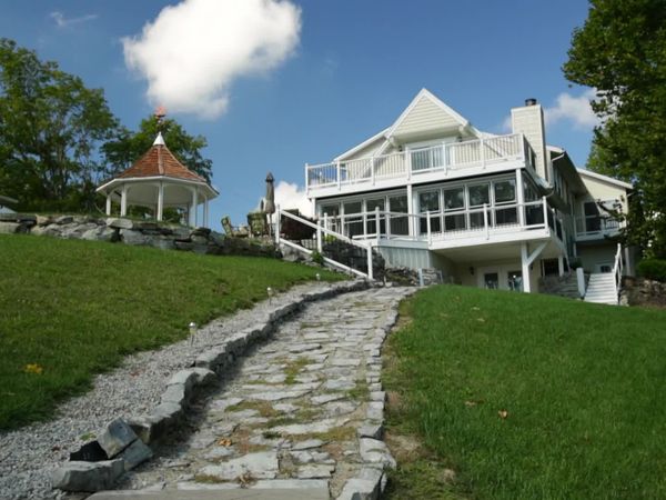 Lakefront Bargain Hunt - Living Large on Lake Lakengren, Ohio