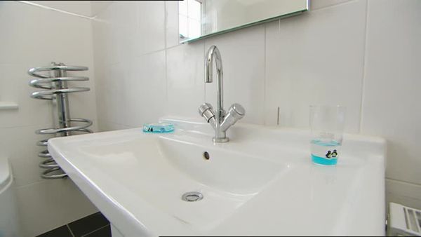 Homes Under The Hammer - Episode 13