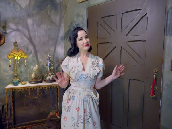 MTV Cribs LT - Janel Parrish / Scotty Pippen Jr. / Dita Von Teese