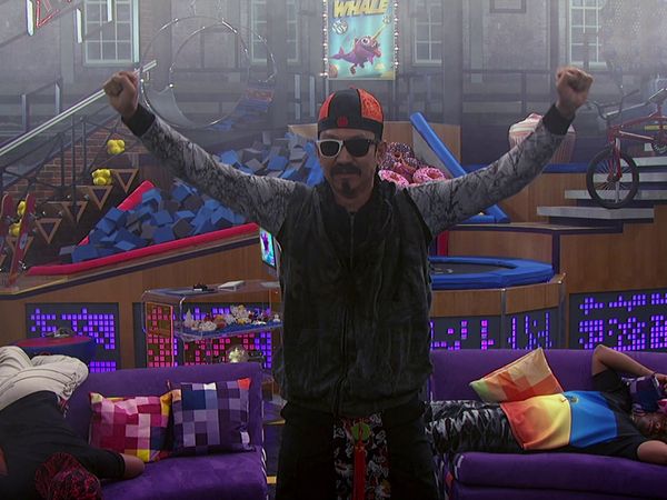 Game Shakers - La chaqueta perdida y las palomas salvajes.