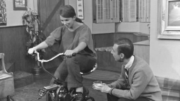 Mister Rogers' Neighborhood - King Friday Meets Sara Saturday