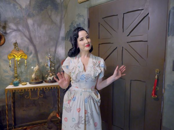 MTV Cribs BR - Janel Parrish / Scotty Pippen Jr. / Dita Von Teese