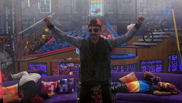 Game Shakers - Jaqueta Sumida, Pombos Caídos