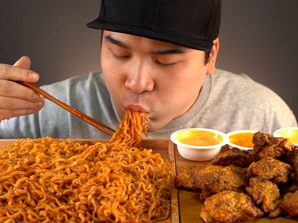 DGD's Mukbang - DGD's Mukbang: Combinazione di Pollo e Noodles