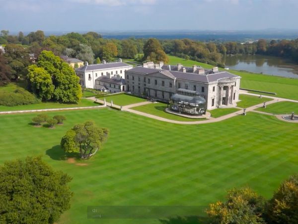 Great Escapes - Ballyfin, Caiman Lodge, Maskusturm