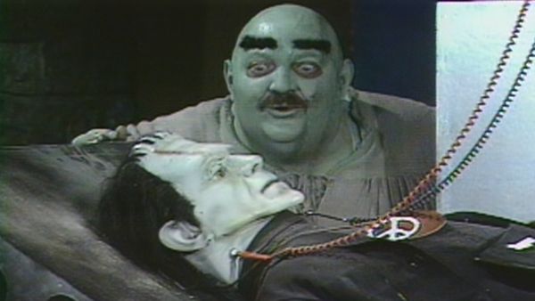 Hilarious House of Frightenstein - Igor Wigs Out