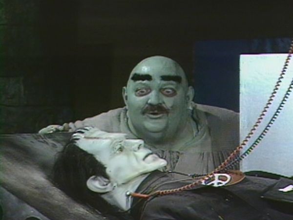 Hilarious House of Frightenstein - Igor Wigs Out