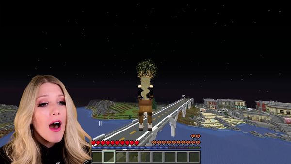 BriannaPlayz - How to Tame a Baby Reindeer in Minecraft / Playing Minecraft as a Helpful Christmas Elf