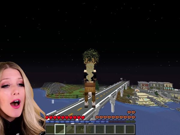 BriannaPlayz - How to Tame a Baby Reindeer in Minecraft / Playing Minecraft as a Helpful Christmas Elf
