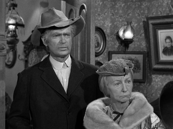 The Beverly Hillbillies - Jed Rescues Pearl