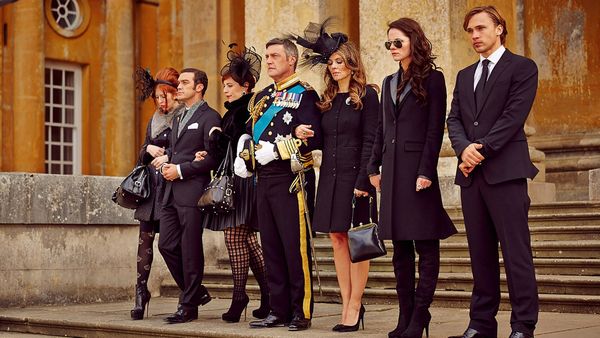 The Royals - Ponte de pie y hazte notar