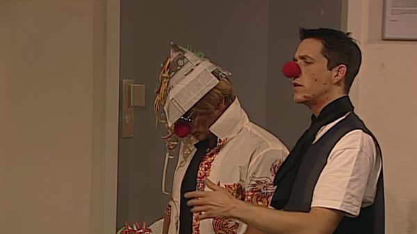 Big Brother - Von Beziehungstalk bis Büttenrede | Tag 2 Staffel 1