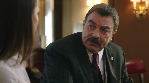 Blue Bloods (en español) - Las regals de la mafia