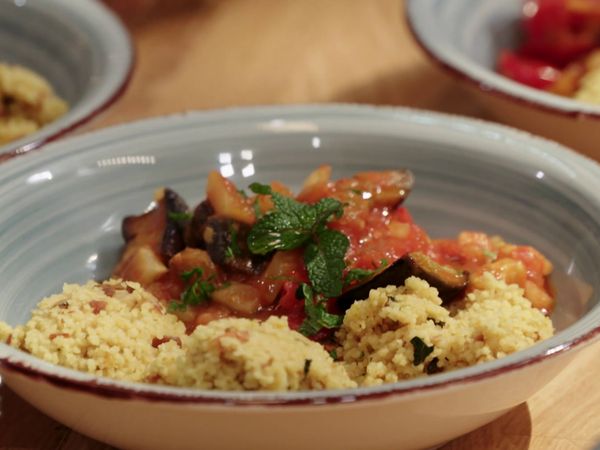 Rachs 5€-Küche - Geschmorte Aubergine mit Mandel-Couscous