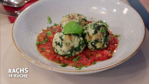 Rachs 5€-Küche - Spinat-Käse-Knödel mit Tomatensauce