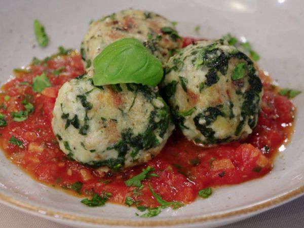 Rachs 5€-Küche - Spinat-Käse-Knödel mit Tomatensauce