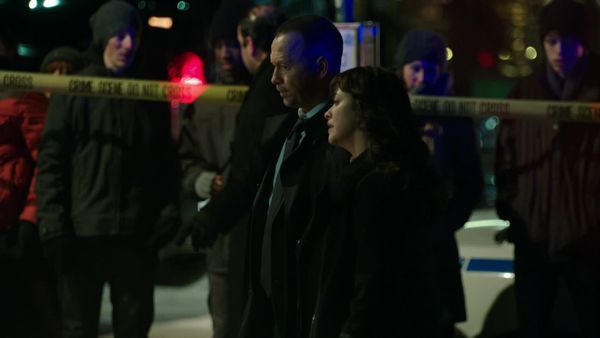 Blue Bloods (en español) - Dentro y fuera