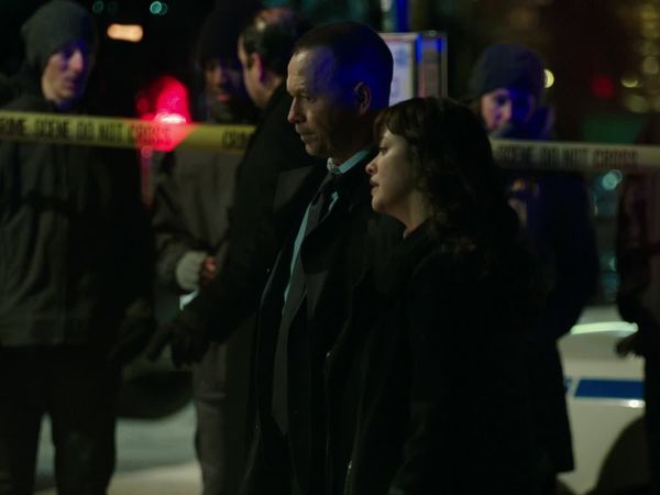 Blue Bloods (en español) - Dentro y fuera