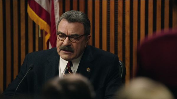 Blue Bloods (en español) - Niebla de guerra