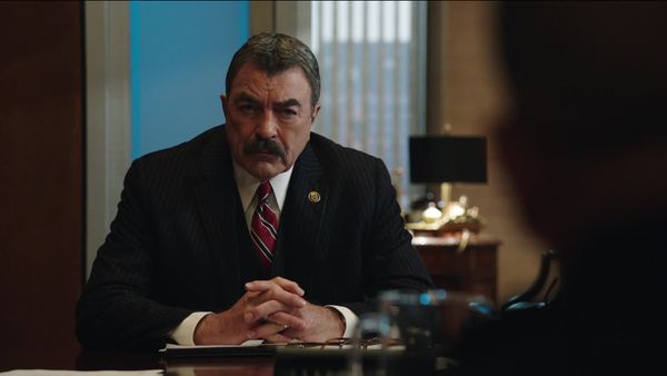 Blue Bloods (en español) - Esposado
