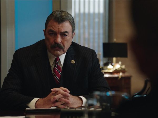 Blue Bloods (en español) - Esposado