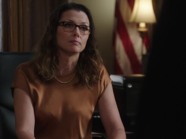 Blue Bloods (en español) - De la nada