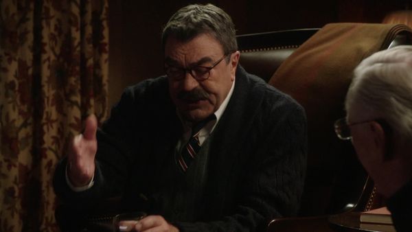 Blue Bloods (en español) - Inquieta es la cabeza