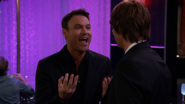 Anger Management - Charlie y Lacey se arriesgan