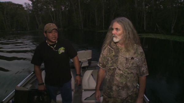 Savage Wild - HANDCATCHING FISH IN THE DARK