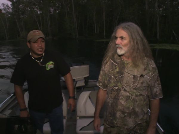 Savage Wild - HANDCATCHING FISH IN THE DARK