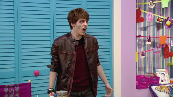 Every Witch Way - Novio Zombi