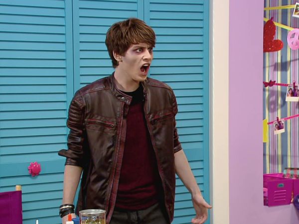 Every Witch Way - Novio Zombi