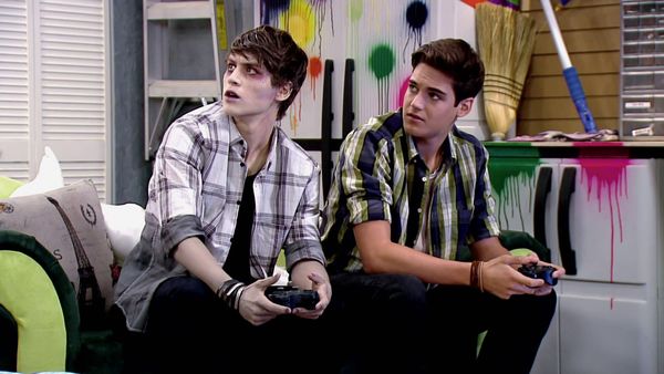 Every Witch Way - Andi y Phillip, Sentados en un Árbol