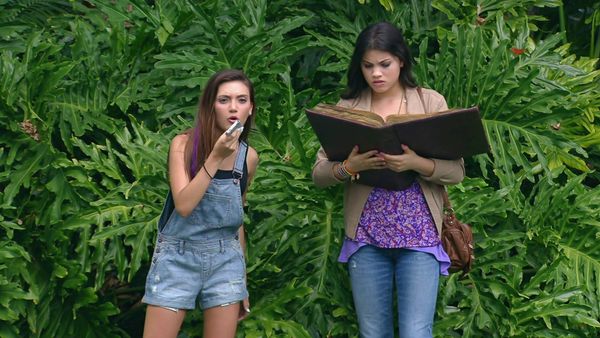 Every Witch Way - Emoticón de Mono