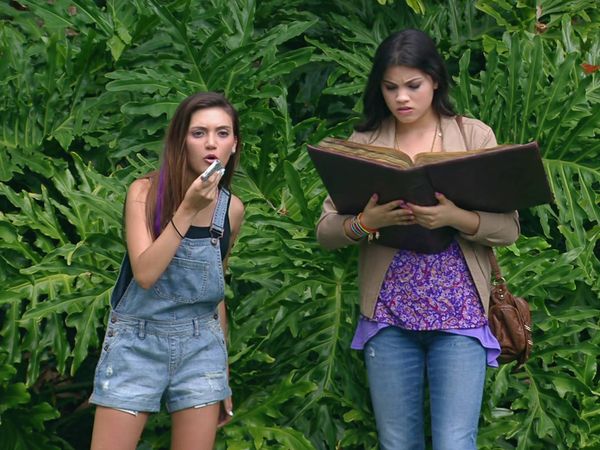 Every Witch Way - Emoticón de Mono