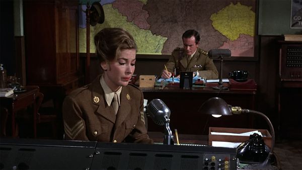 Hogan's Heroes - The Pizza Parlor