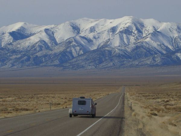 A La Conquete Des Parcs Americains - Nevada: The Loneliest Road in America