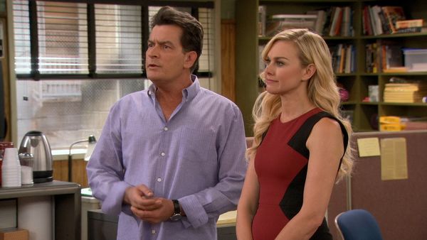 Tratamento de Choque - Charlie, Lacey e o encanador perigoso