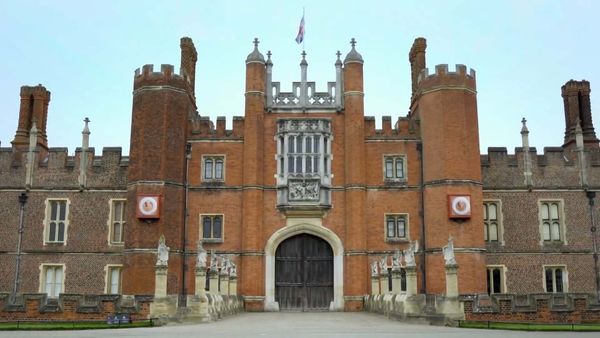 Historic Hauntings - Stately Spirits