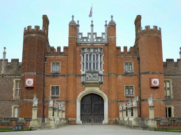 Historic Hauntings - Stately Spirits