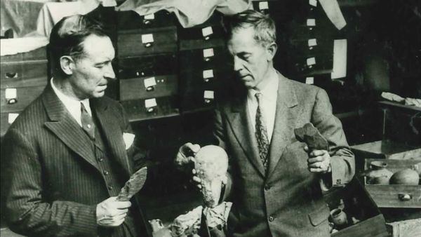 Myth Hunters - Himmler and the Holy Grail