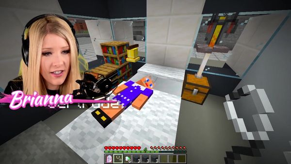 BriannaPlayz - Noob vs Pro vs Girl Minecraft House Build Battle! / How to Play as a Doctor in Minecraft!