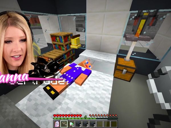 BriannaPlayz - Noob vs Pro vs Girl Minecraft House Build Battle! / How to Play as a Doctor in Minecraft!